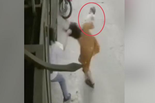 Clip: Vợ cầm dao phay múa lia lịa vào mặt chồng mặc kệ con nhỏ sợ chết khiếp-2