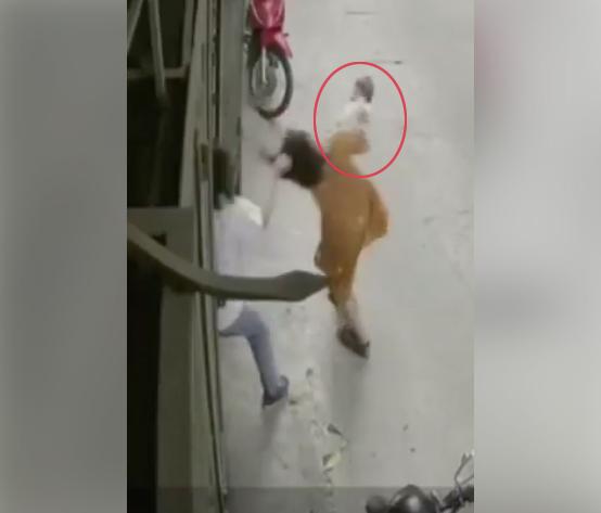 Xôn xao clip người chồng bạo hành, túm tóc vợ làm con nhỏ 6 tháng văng khỏi tay-2