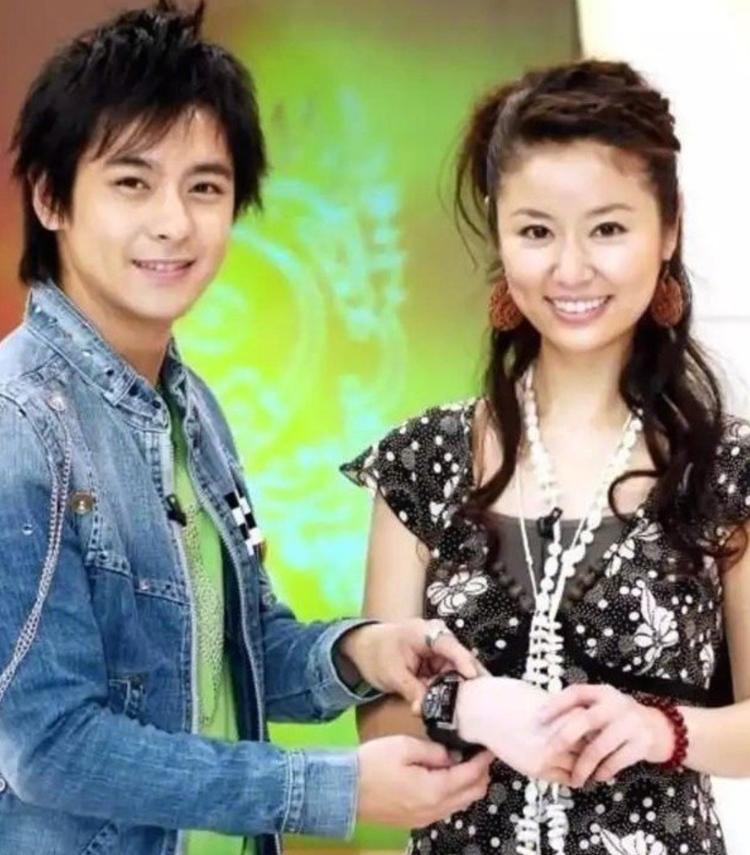 Chồng và tình cũ của Lâm Tâm Như quàng vai bá cổ thân thiết không ngờ-4