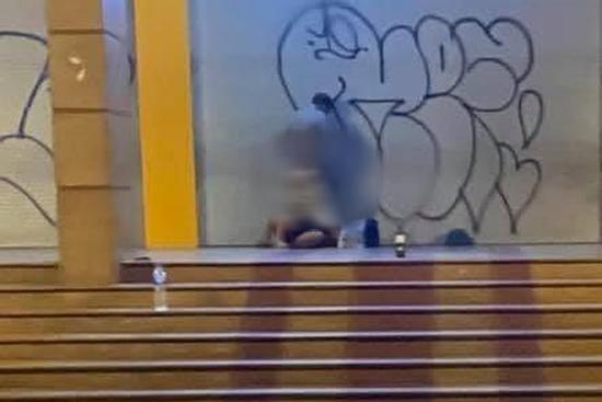 Cặp đôi gây shock khi thản nhiên 'mây mưa' ngay trước cửa Bưu điện Hà Nội