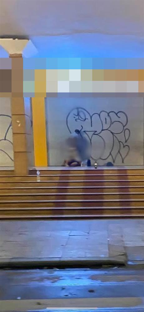 Cặp đôi gây shock khi thản nhiên mây mưa ngay trước cửa Bưu điện Hà Nội-1