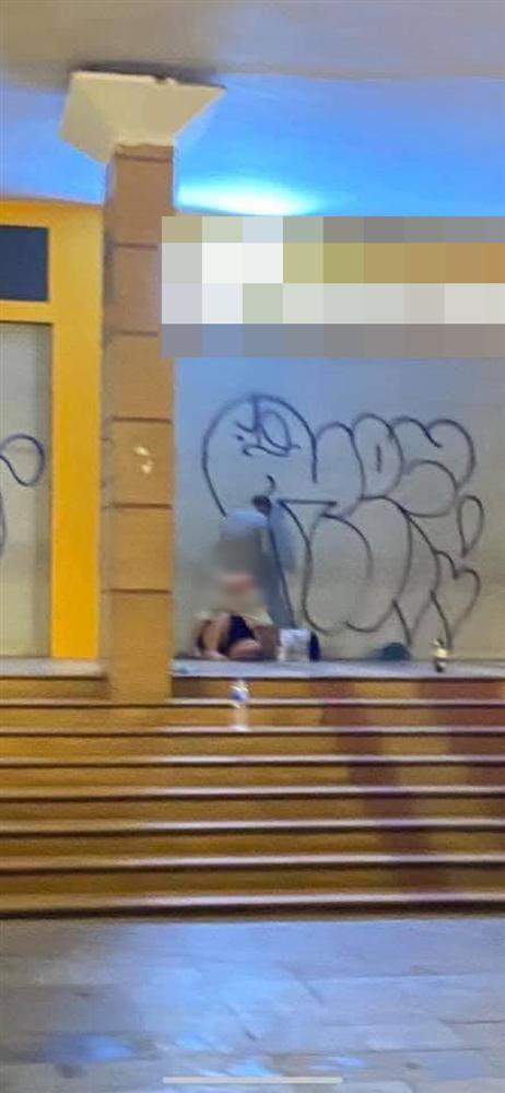 Cặp đôi gây shock khi thản nhiên mây mưa ngay trước cửa Bưu điện Hà Nội-2