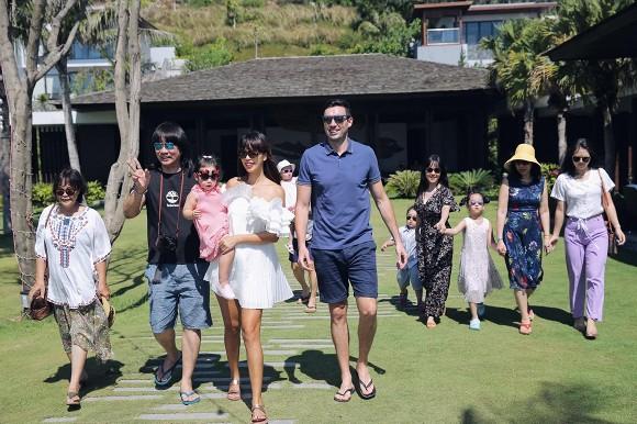 Dù ly hôn, bố mẹ Hà Anh vẫn vui vẻ như hai người bạn khi đi du lịch cùng các con-1