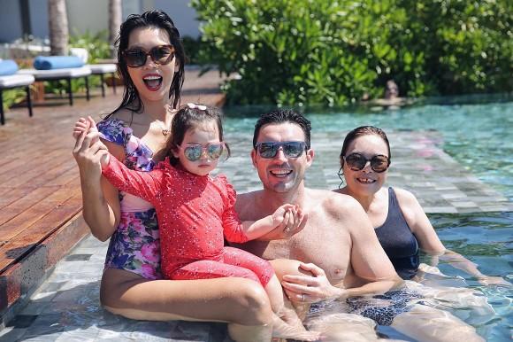 Dù ly hôn, bố mẹ Hà Anh vẫn vui vẻ như hai người bạn khi đi du lịch cùng các con-2