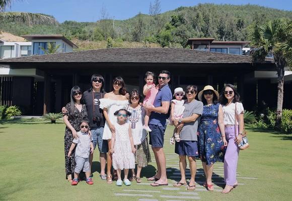 Dù ly hôn, bố mẹ Hà Anh vẫn vui vẻ như hai người bạn khi đi du lịch cùng các con-3