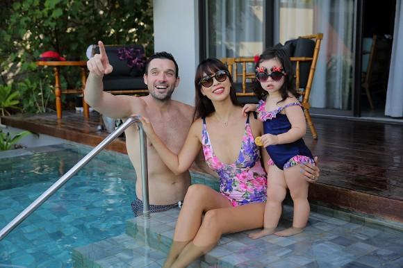 Dù ly hôn, bố mẹ Hà Anh vẫn vui vẻ như hai người bạn khi đi du lịch cùng các con-4