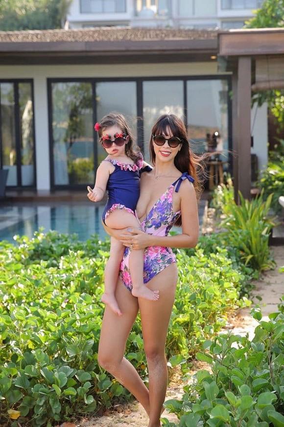 Dù ly hôn, bố mẹ Hà Anh vẫn vui vẻ như hai người bạn khi đi du lịch cùng các con-5