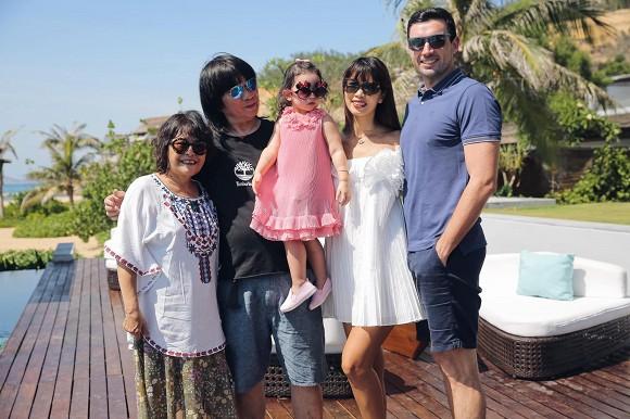 Dù ly hôn, bố mẹ Hà Anh vẫn vui vẻ như hai người bạn khi đi du lịch cùng các con-7