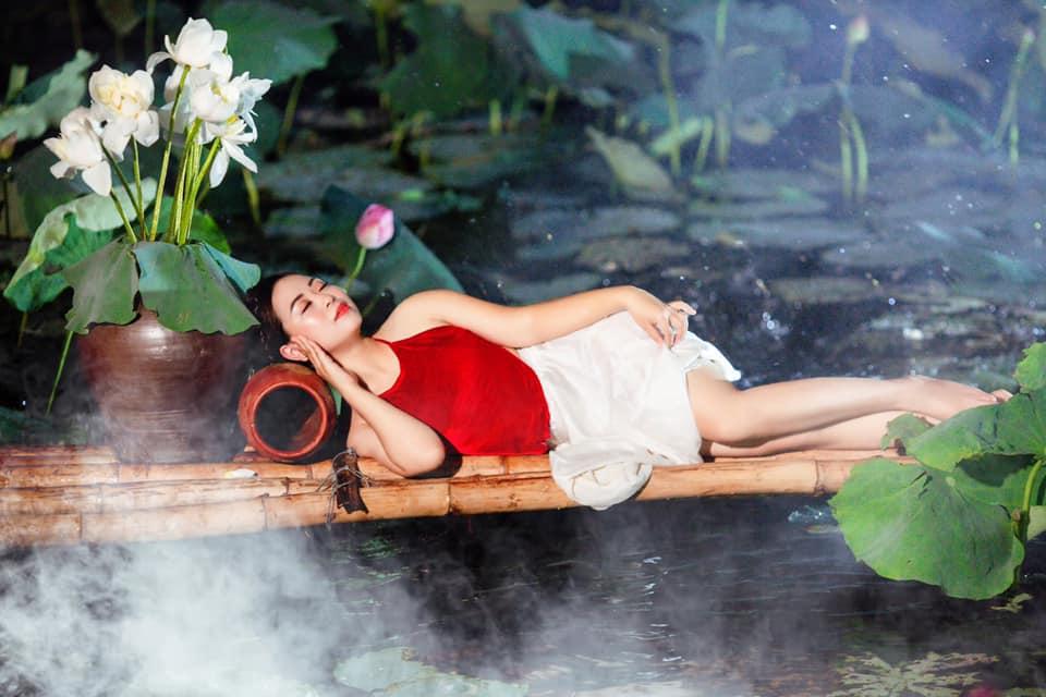 Nữ điều dưỡng khoe sắc nền nã giữa đêm sen Hồ Tây-2