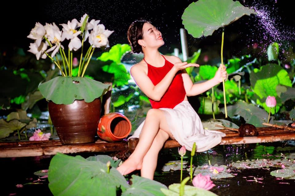 Nữ điều dưỡng khoe sắc nền nã giữa đêm sen Hồ Tây-3