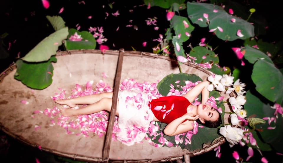 Nữ điều dưỡng khoe sắc nền nã giữa đêm sen Hồ Tây-4