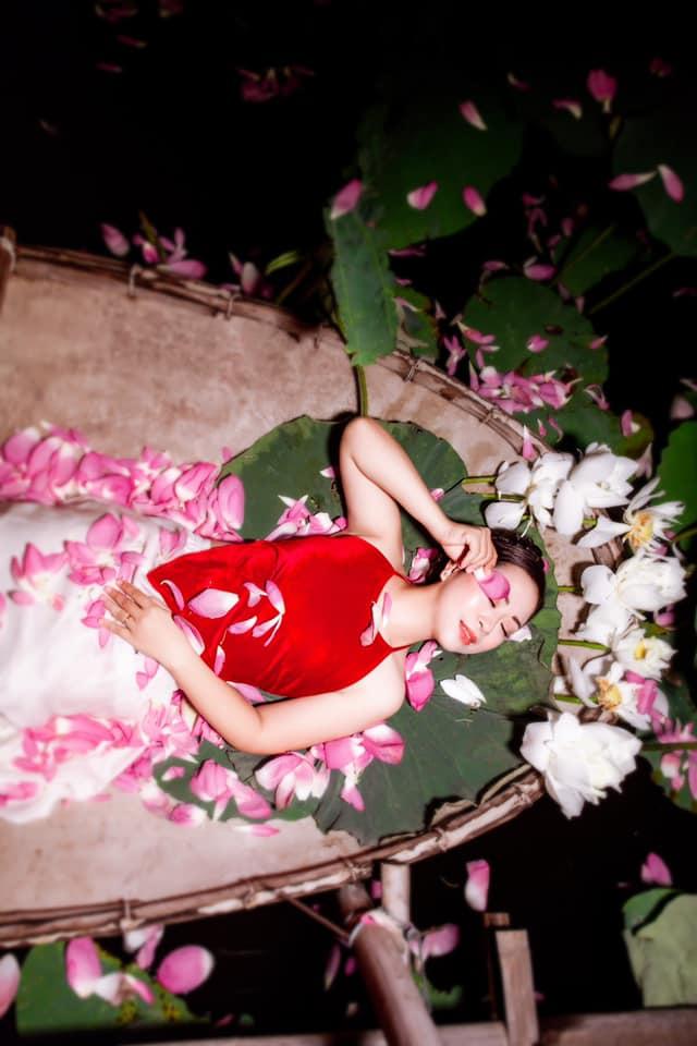 Nữ điều dưỡng khoe sắc nền nã giữa đêm sen Hồ Tây-5