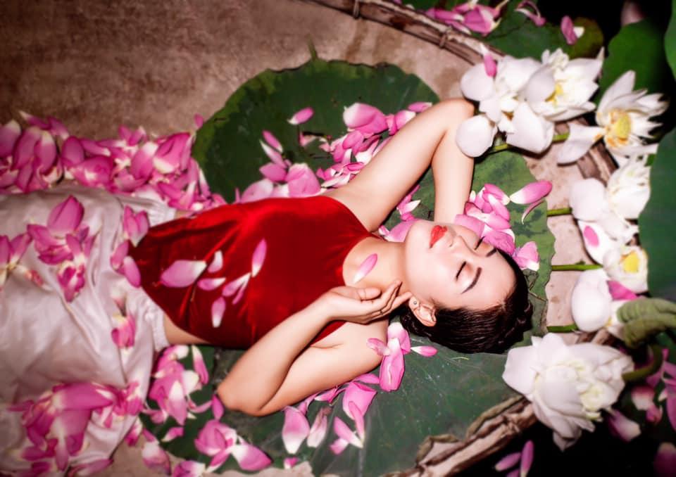 Nữ điều dưỡng khoe sắc nền nã giữa đêm sen Hồ Tây-8