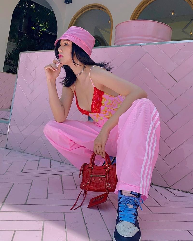 Quỳnh Anh Shyn mặc bikini đi boots độc dị, viết status ẩn ý giữa tâm bão cạch mặt Chi Pu-9