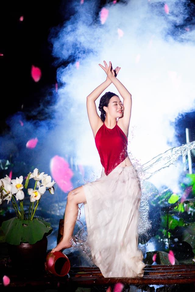 Nữ điều dưỡng khoe sắc nền nã giữa đêm sen Hồ Tây-1