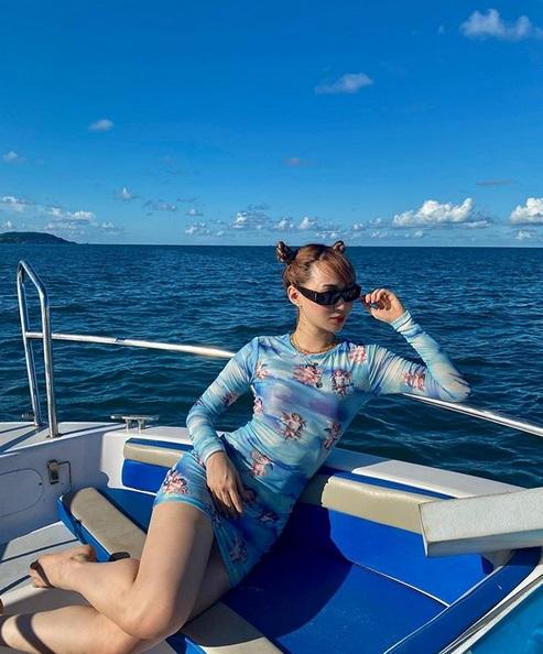 Quỳnh Anh Shyn mặc bikini đi boots độc dị, viết status ẩn ý giữa tâm bão cạch mặt Chi Pu-10