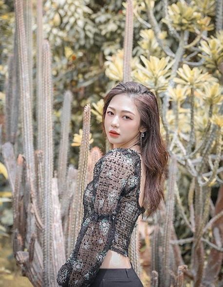 Quỳnh Anh Shyn mặc bikini đi boots độc dị, viết status ẩn ý giữa tâm bão cạch mặt Chi Pu-1