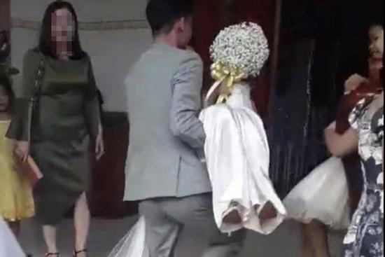 Sự thật clip cô dâu lỡ có bầu được chú rể bế vào nhà dù bị mẹ chồng bắt đi cửa sau