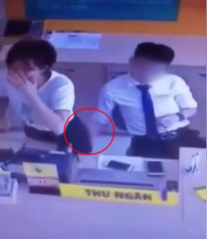 Đồng nghiệp nam thò tay vào váy nữ nhân viên thu ngân ở cửa hàng điện thoại-1