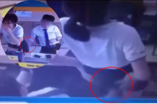 Đồng nghiệp nam thò tay vào váy nữ nhân viên thu ngân ở cửa hàng điện thoại