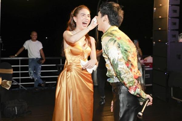 Lăng-xê mốt quần khoét như Ngọc Trinh, may sao Sĩ Thanh ghi điểm vì đục lỗ vừa phải-16