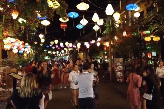 Phố cổ Hội An lung linh khi về đêm