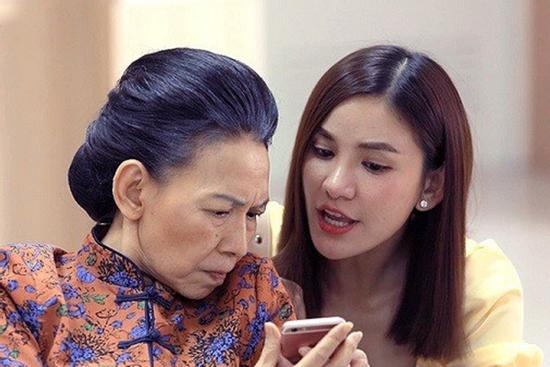 Mẹ chồng phát điên đòi về với anh cả, lật gối lên tôi cay mắt thấy thứ bà để lại