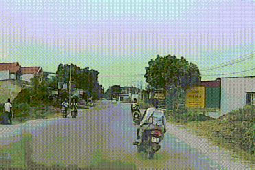 Clip: Hãi hùng quái xế kẹp 3, đánh võng cà đường trước mũi ô tô ở Thanh Hóa-1