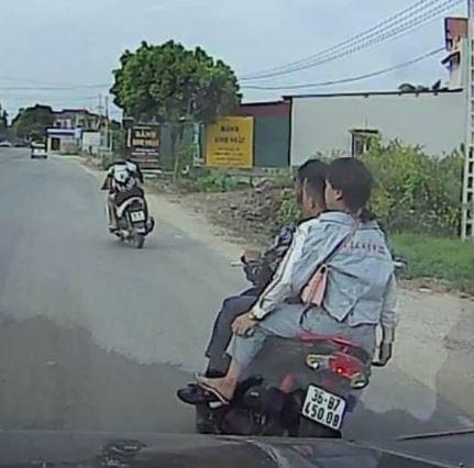 Clip: Hãi hùng quái xế kẹp 3, đánh võng cà đường trước mũi ô tô ở Thanh Hóa-3