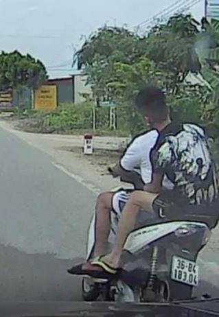 Clip: Hãi hùng quái xế kẹp 3, đánh võng cà đường trước mũi ô tô ở Thanh Hóa-2