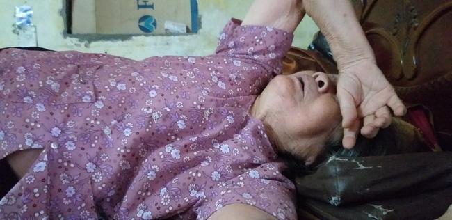 Nhân viên bán vé xe buýt tử vong khi đi bộ sang đường: Nhói lòng cảnh người đầu bạc tiễn kẻ đầu xanh-5