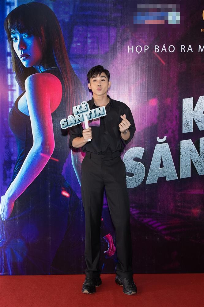 Bà bầu Đông Nhi được 5 trai đẹp làm vệ sĩ khi đến chung vui với Minh Hằng-8