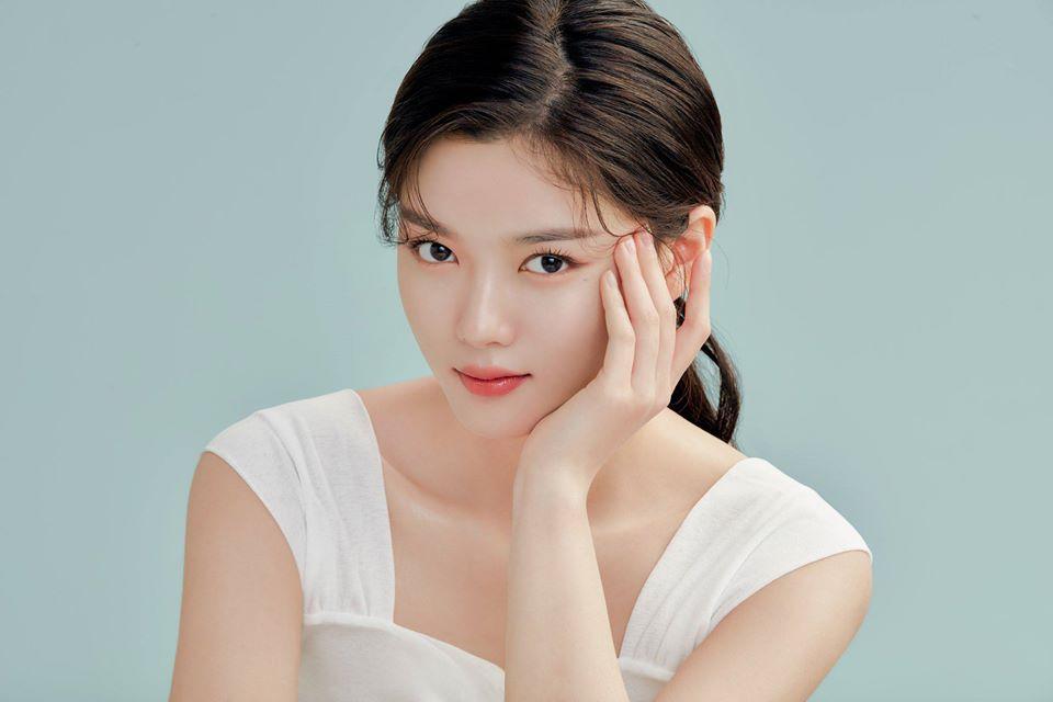 Sao nhí Kim Yoo Jung lớn thật rồi: Bờ vai thon gầy với vòng 1 sexy vạn người ao ước-1