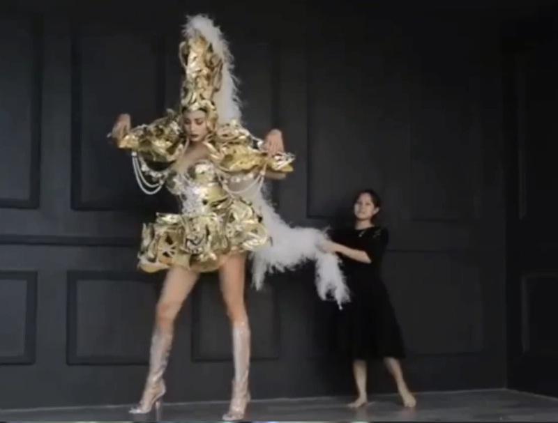 HẾT VÍA: Chân Võ Hoàng Yến bằng hẳn chiều cao của người khác-2