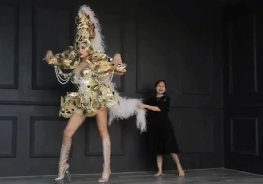 HẾT VÍA: Chân Võ Hoàng Yến bằng hẳn chiều cao của người khác-3