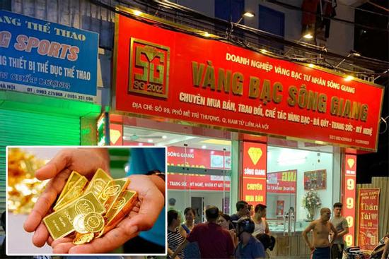 Nóng: Tên cướp mặc sơ mi trắng cướp tiệm vàng trong đêm ở Hà Nội, giờ vẫn đang lẩn trốn