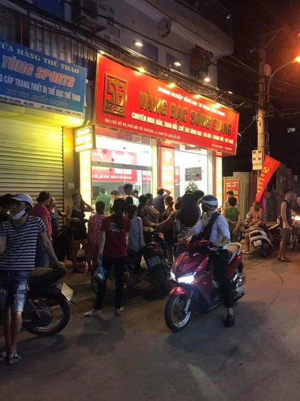 Nóng: Tên cướp mặc sơ mi trắng cướp tiệm vàng trong đêm ở Hà Nội, giờ vẫn đang lẩn trốn-1