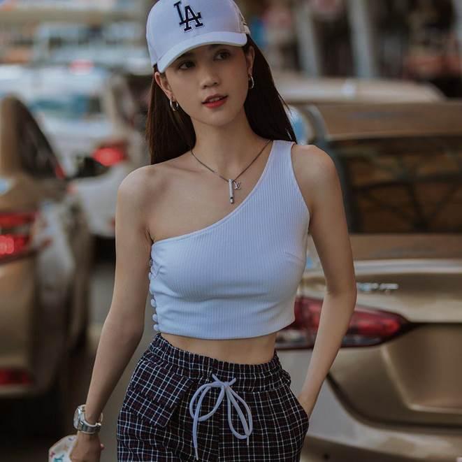 Lăng-xê mốt quần khoét như Ngọc Trinh, may sao Sĩ Thanh ghi điểm vì đục lỗ vừa phải-2