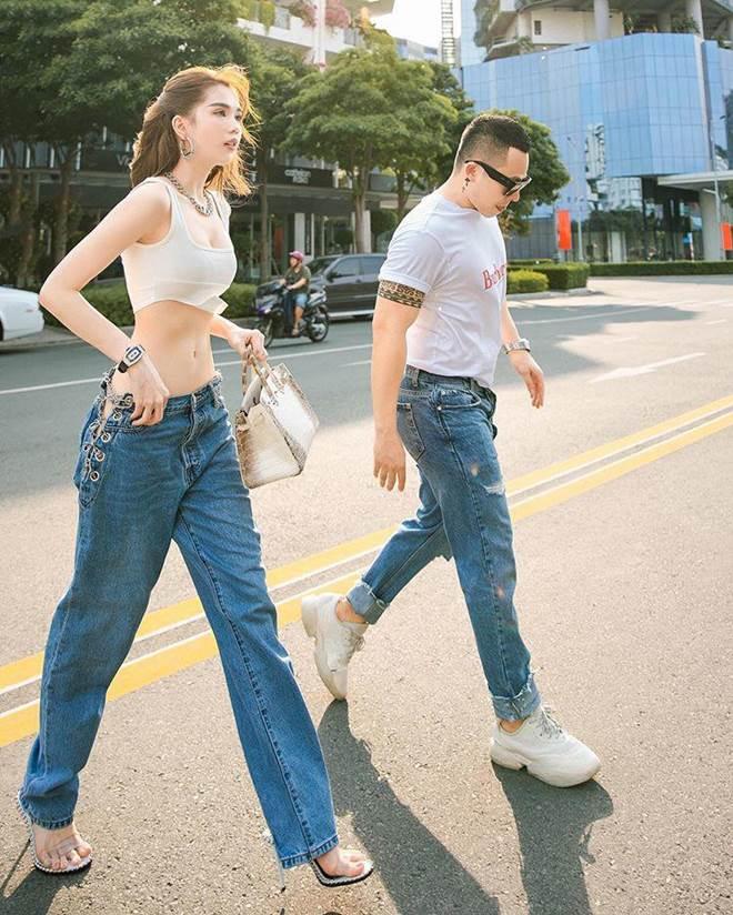 Chán hở trước, Ngọc Trinh lại diện mốt quần jeans hở toang hoác phía sau-6