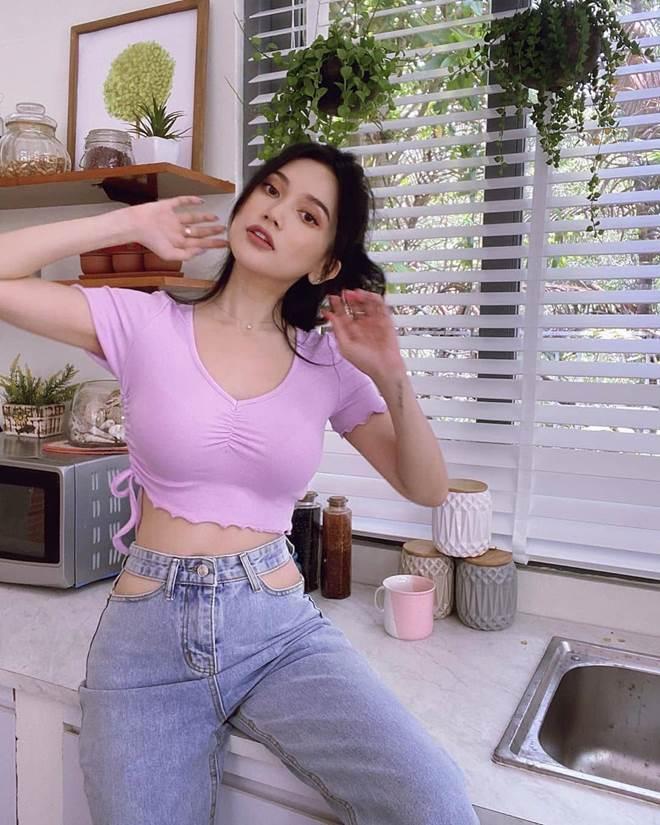 Lăng-xê mốt quần khoét như Ngọc Trinh, may sao Sĩ Thanh ghi điểm vì đục lỗ vừa phải-8