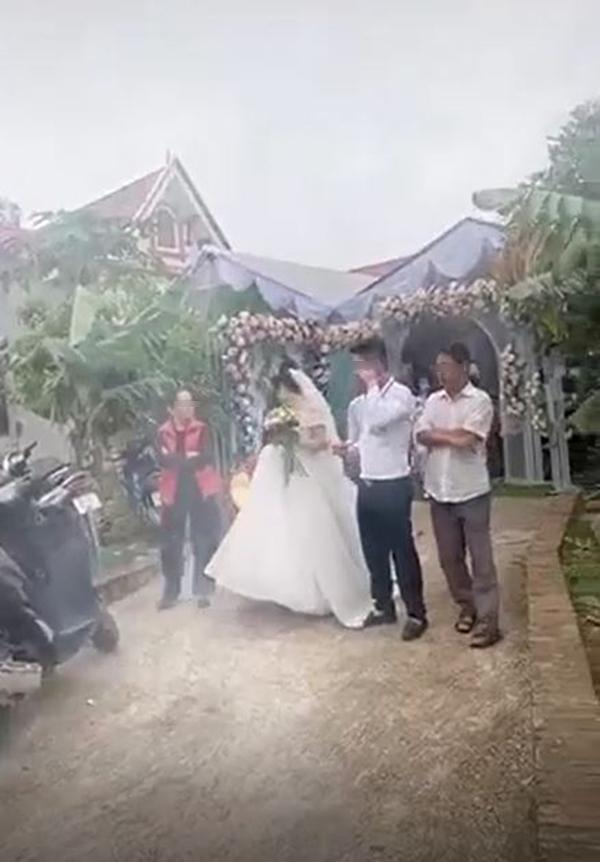 Clip: Chú rể dẫm váy cô dâu, nghe điện thoại cười cợt khiến nhiều người chỉ trích vô tâm-1