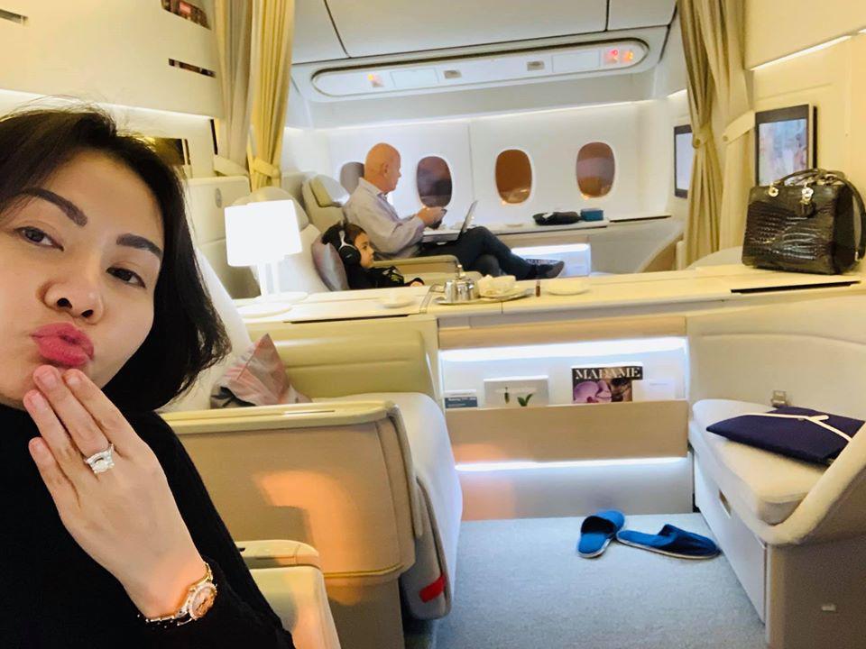 5 tuổi, con trai ngậm thìa vàng của Thu Minh đã bắt đầu hỏi Sao mẹ phải che mặt con?-1