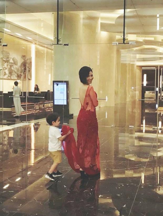 5 tuổi, con trai ngậm thìa vàng của Thu Minh đã bắt đầu hỏi Sao mẹ phải che mặt con?-3