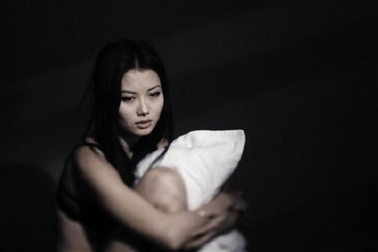 Chồng cũ không chu cấp cho con, câu nói của người vợ mới khiến tôi cầm cả tập tiền ném lại