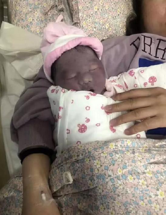 Mẹ muốn khóc khi con gái mới sinh trông như củ khoai môn, 3 tháng sau bé có pha thay đổi ngoại hình khiến ai cũng ngỡ ngàng-2