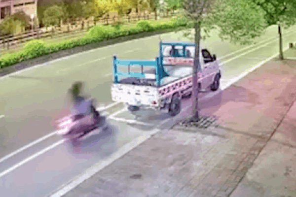 Clip: Lao vào xe tải đỗ bên đường, cô gái 'chết điếng' nằm gục ngay tại chỗ