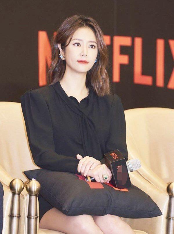 Lần đầu em trai bí ẩn của Lâm Tâm Như lộ diện, khán giả chỉ chú ý vào vẻ ngoài-2