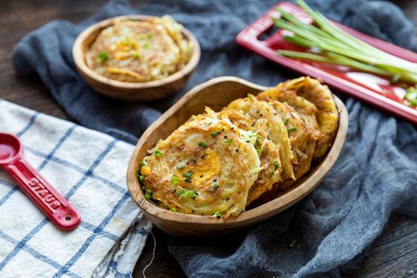 Chàng đầu bếp Indonesia chỉ cách làm bánh kem tạo hình mút rửa bát ảo diệu-4