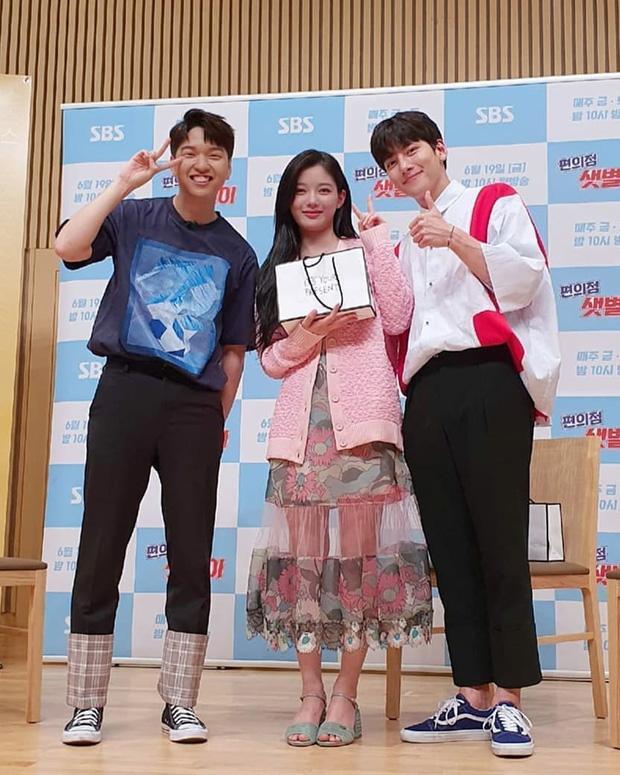 Đụng hàng các chị đẹp, sao nhí lột xác mỹ nhân Kim Yoo Jung kém sang hơn hẳn chỉ vì đôi sandal sai trái-3