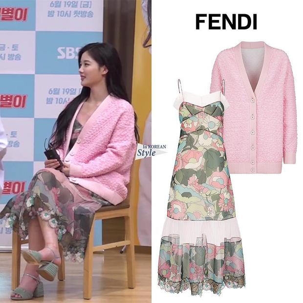 Đụng hàng các chị đẹp, sao nhí lột xác mỹ nhân Kim Yoo Jung kém sang hơn hẳn chỉ vì đôi sandal sai trái-4